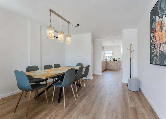 3-bedroom In Playa De Americas With Ac, Pool, Parking 플라야데라스아메리카스