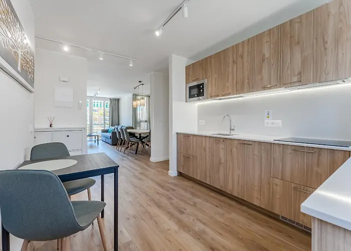 3-bedroom In Playa De Americas With Ac, Pool, Parking 아파트