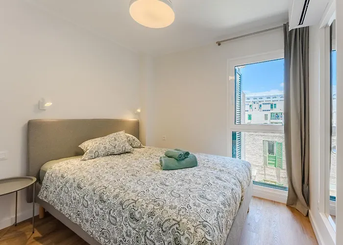 3-bedroom In Playa De Americas With Ac, Pool, Parking *