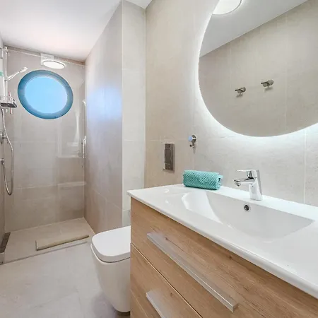 3-bedroom In Playa De Américas With Ac, Pool, Parking *