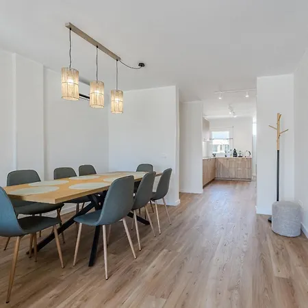 3-bedroom In Playa De Americas With Ac, Pool, Parking Плайя-де-лас-Амерікас