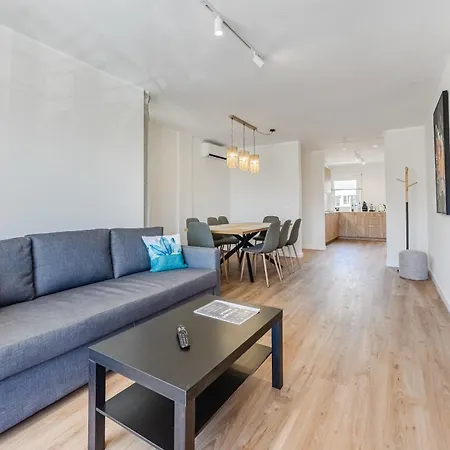 3-bedroom In Playa De Americas With Ac, Pool, Parking Апартаменти *