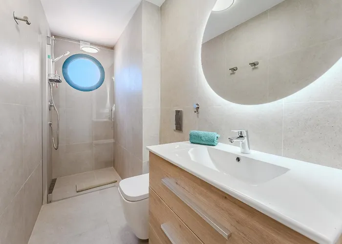 3-bedroom In Playa De Americas With Ac, Pool, Parking *